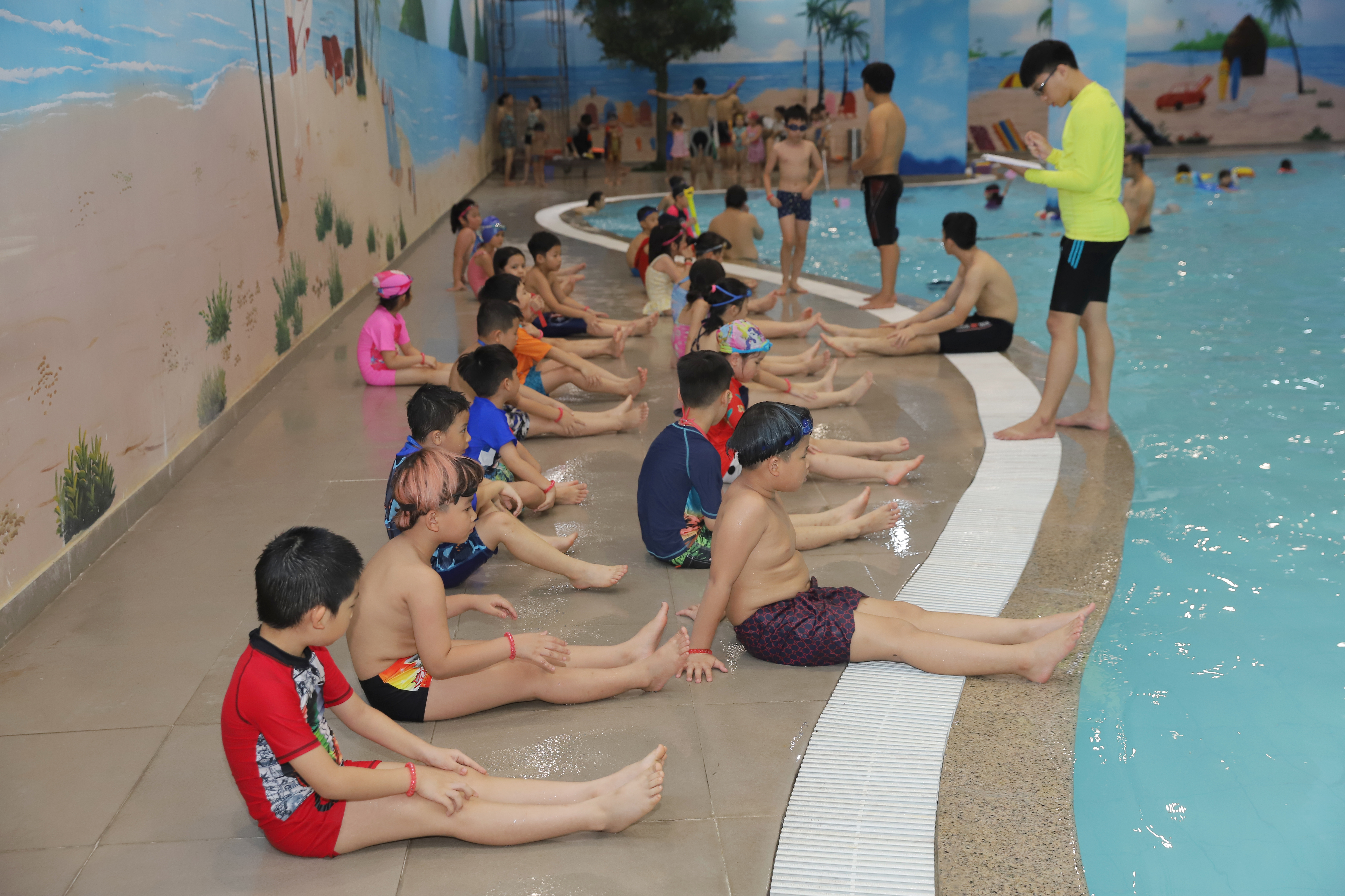 Lớp bơi miễn phí cư dân nhí Vinhomes